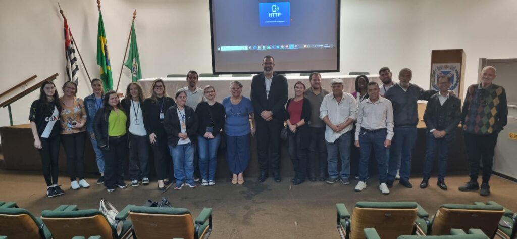 Parte dos conselheiros e representantes da população após o encerramento da capacitação