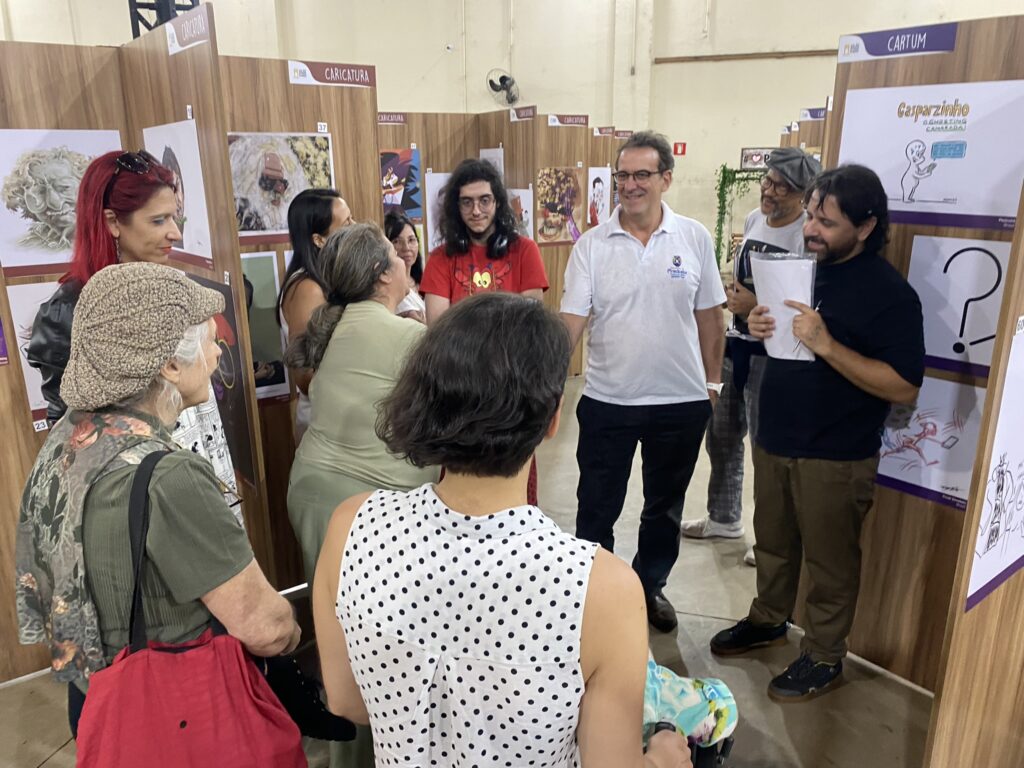 Prefeito Luciano Almeida junto ao júri de premiação do 51 Salão de Humor