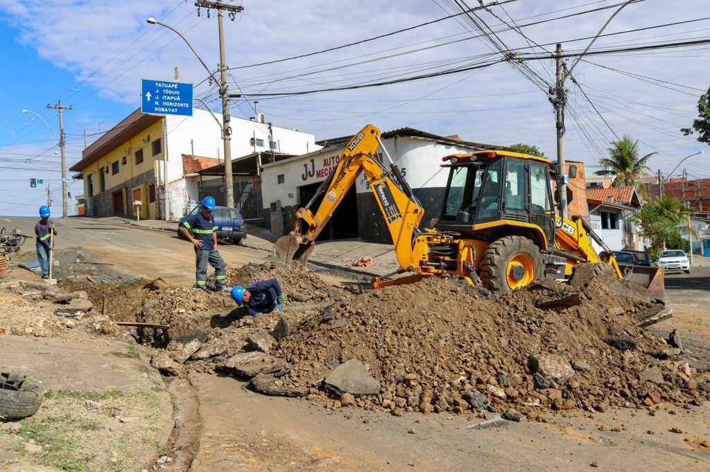 Execução de obras de drenagem nas ruas professor Antonio Santos e Inga.
