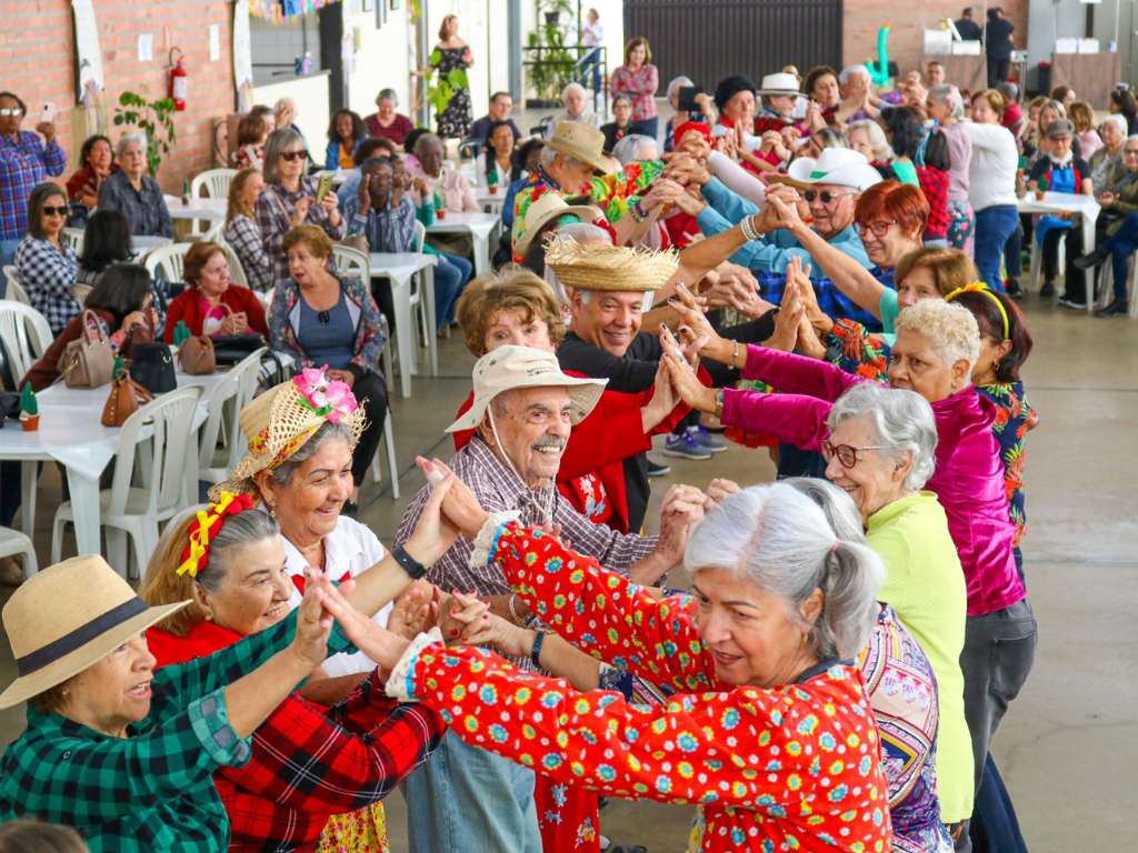Imagem ilustrativa de trabalho com pessoas idosas