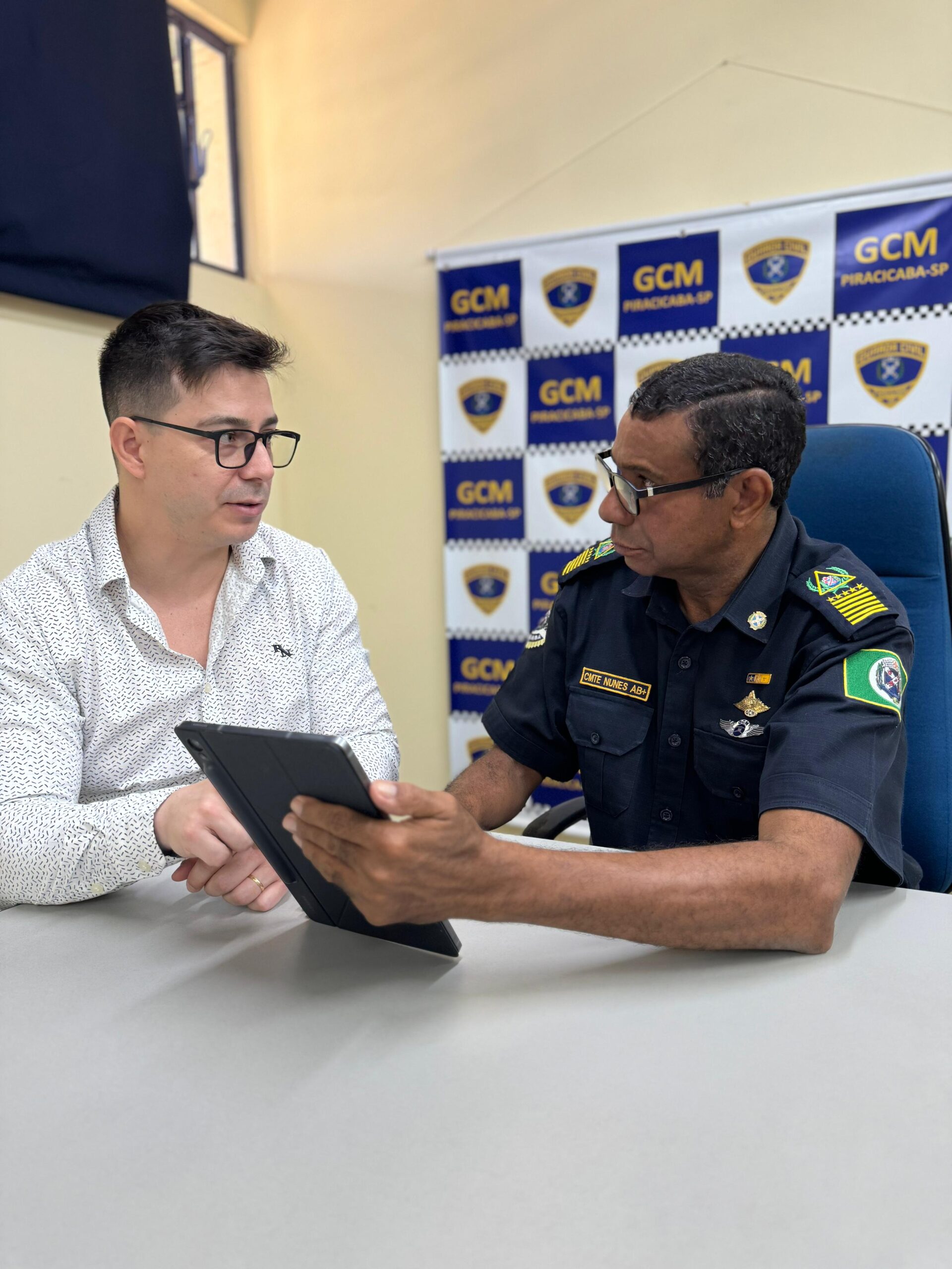 Rafael Godoi explica detalhes do funcionamento do app ao comandante da Guarda Civil, Sidney Nunes