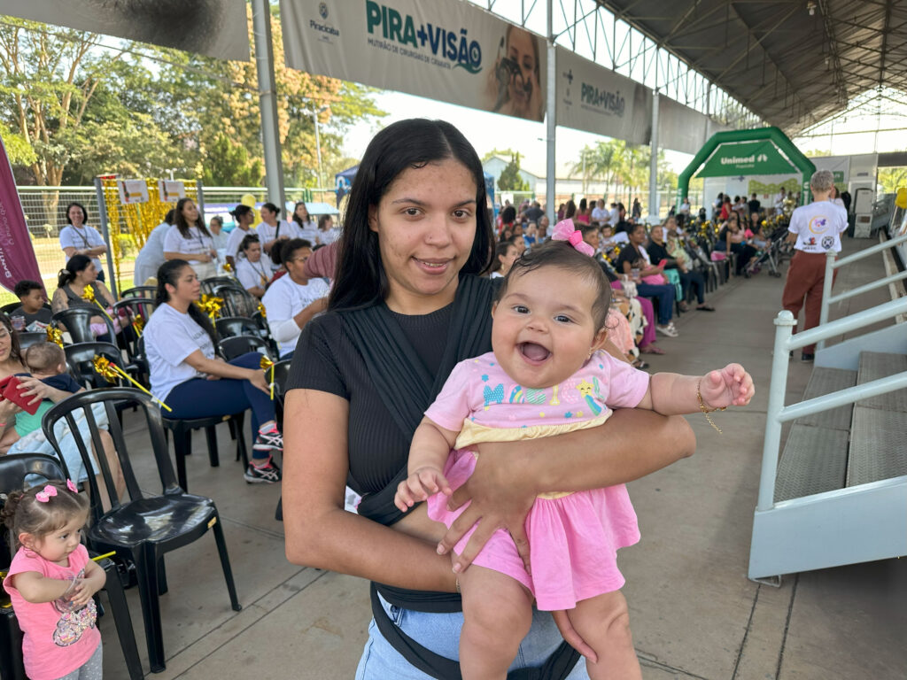 Rafaela e a pequena Maya, de cinco meses durante a abertura 8ª Semana Municipal de Aleitamento Materno (SMAM)