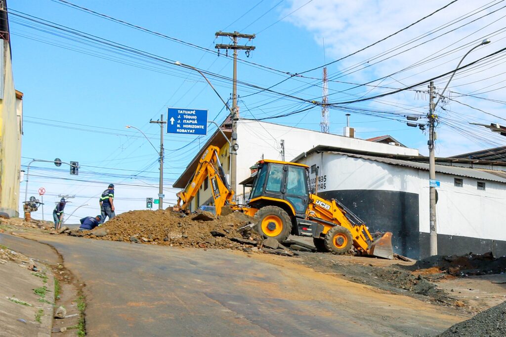 Obras de drenagem em via.