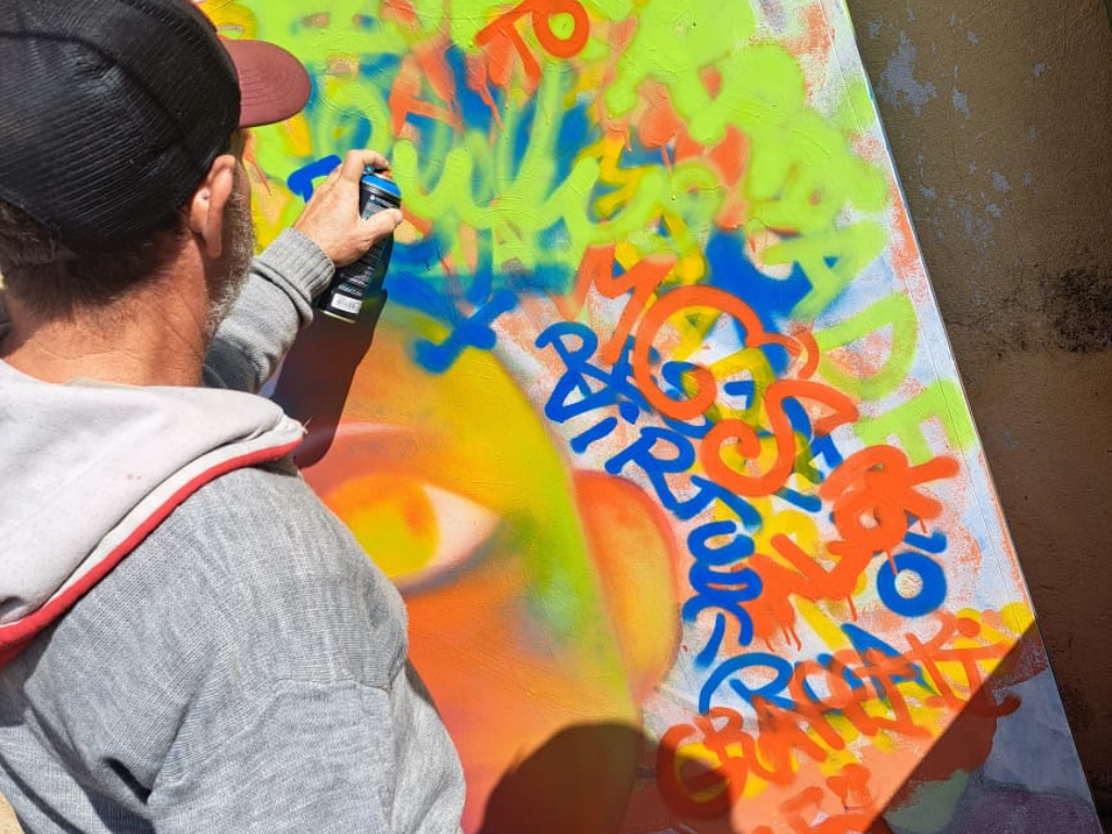 imagem de painel sendo grafitado por usuário do Centro Pop