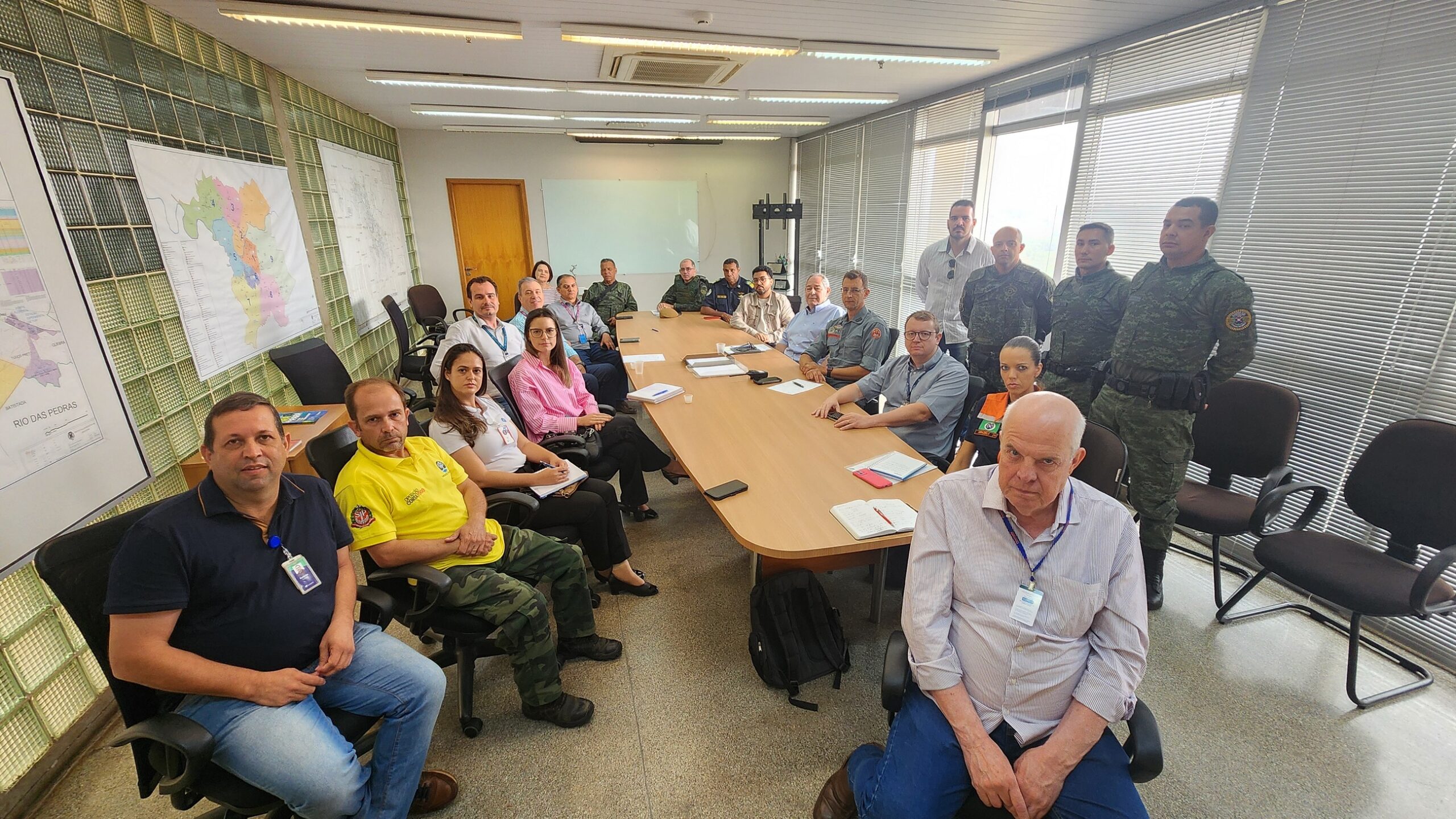 Autoridades piracicabanas durante a primeira reunião do Comitê Florestal de combate à incêndios em Piracicaba e região