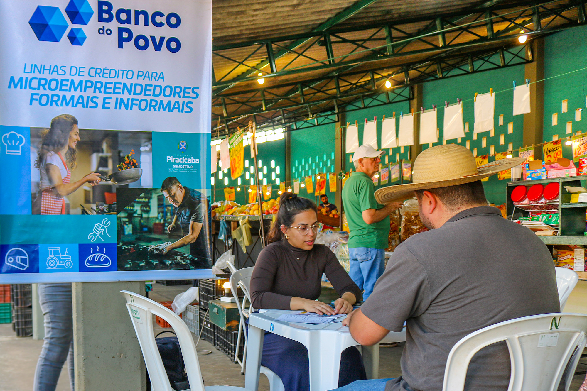 Caravana do Crédito esteve no Varejão Municipal do Centro atendendo a população