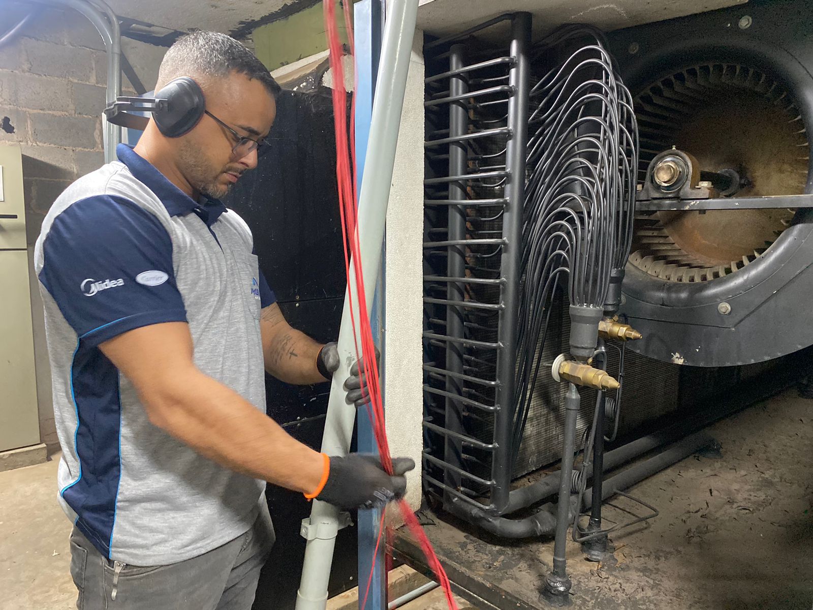 Funcionário da Ar Centro vistoria peças de uma das self contained com condensação à água