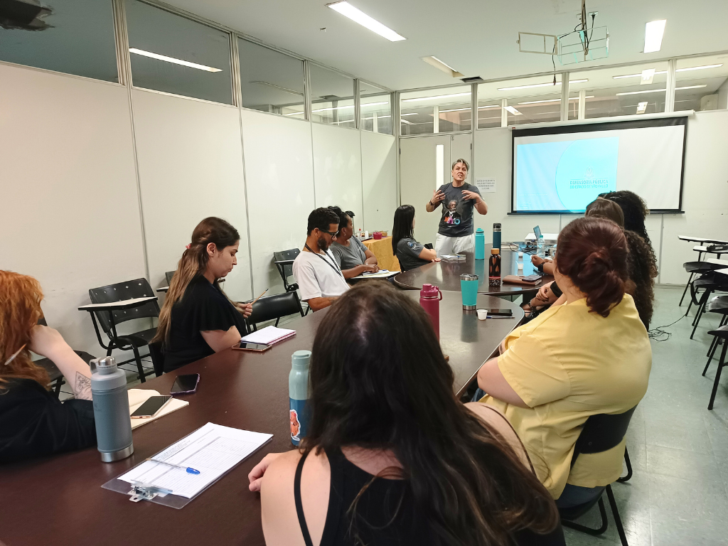 Na imagem, Karina Sabedot ao fundo, fala com grupo sobre racismo