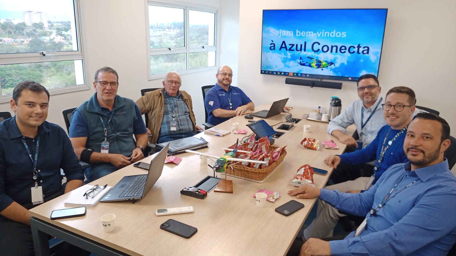 Luciano Almeida e o secretário Euclides Libardi em reunião na Azul Conecta