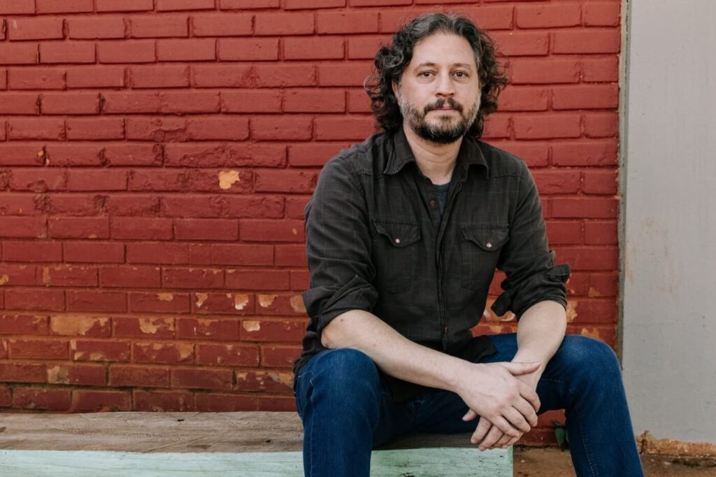 Mauricio de Almeida é o autor do livro Beijando Dentes Credito -Raissa Azevedo