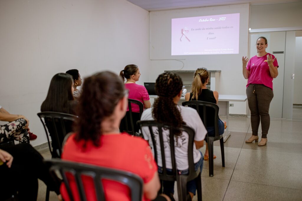Mulheres vítimas de violência que participam do CRAM também participarão de palestra sobre o Outubro Rosa