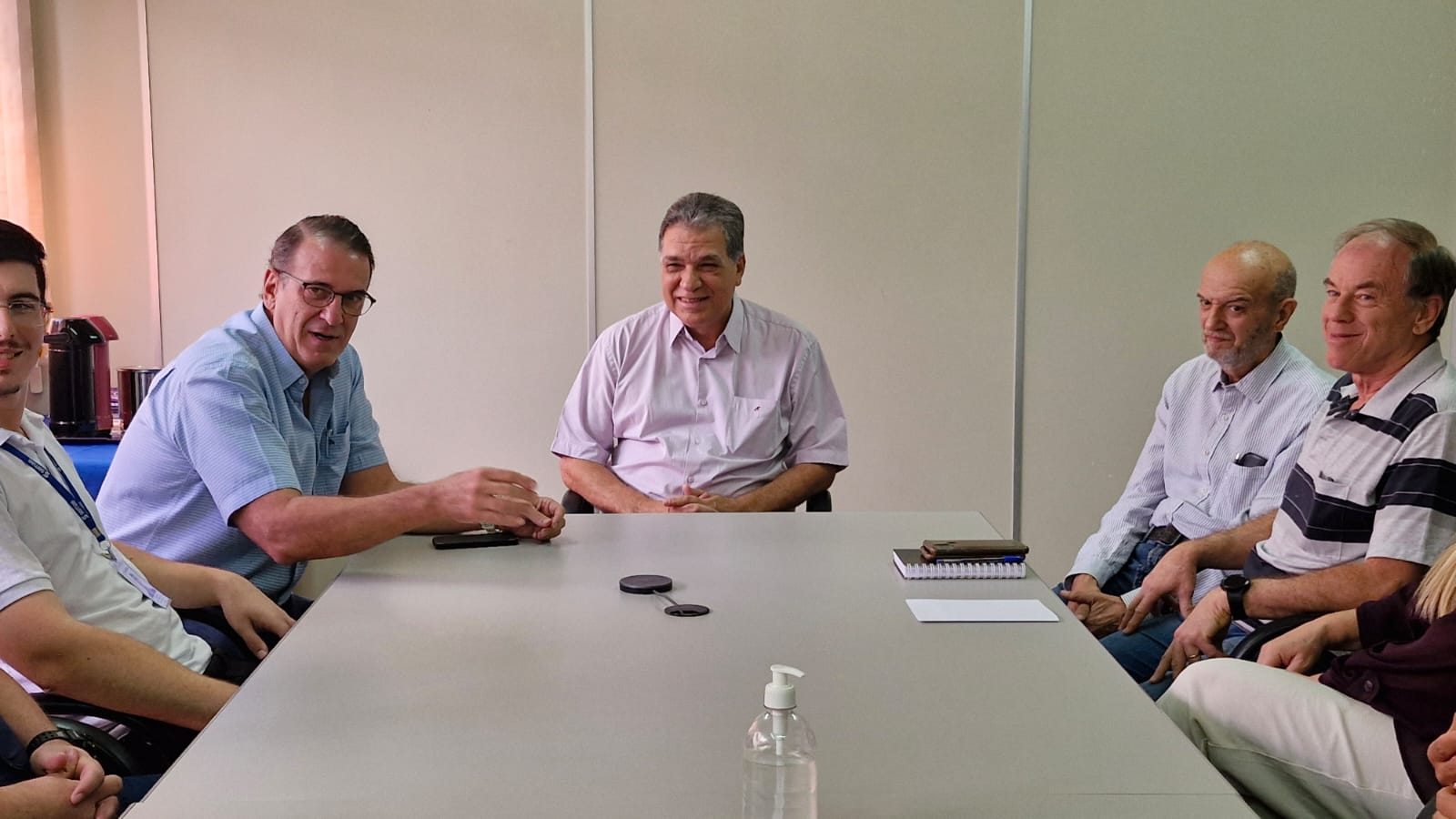 O prefeito Luciano Almeida e o novo presidente do Semae, Raul de Morais, em reunião de transição e alinhamento