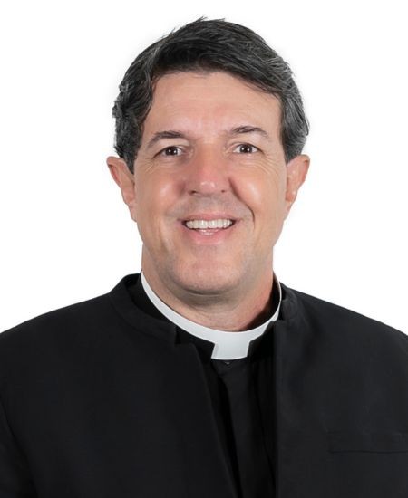 Padre Edvaldo lança novo livro na Biblioteca Municipal