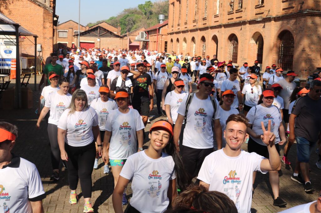 Participantes da Caminhada com Humor em 2023 seguem em direção à avenida Beira Rio