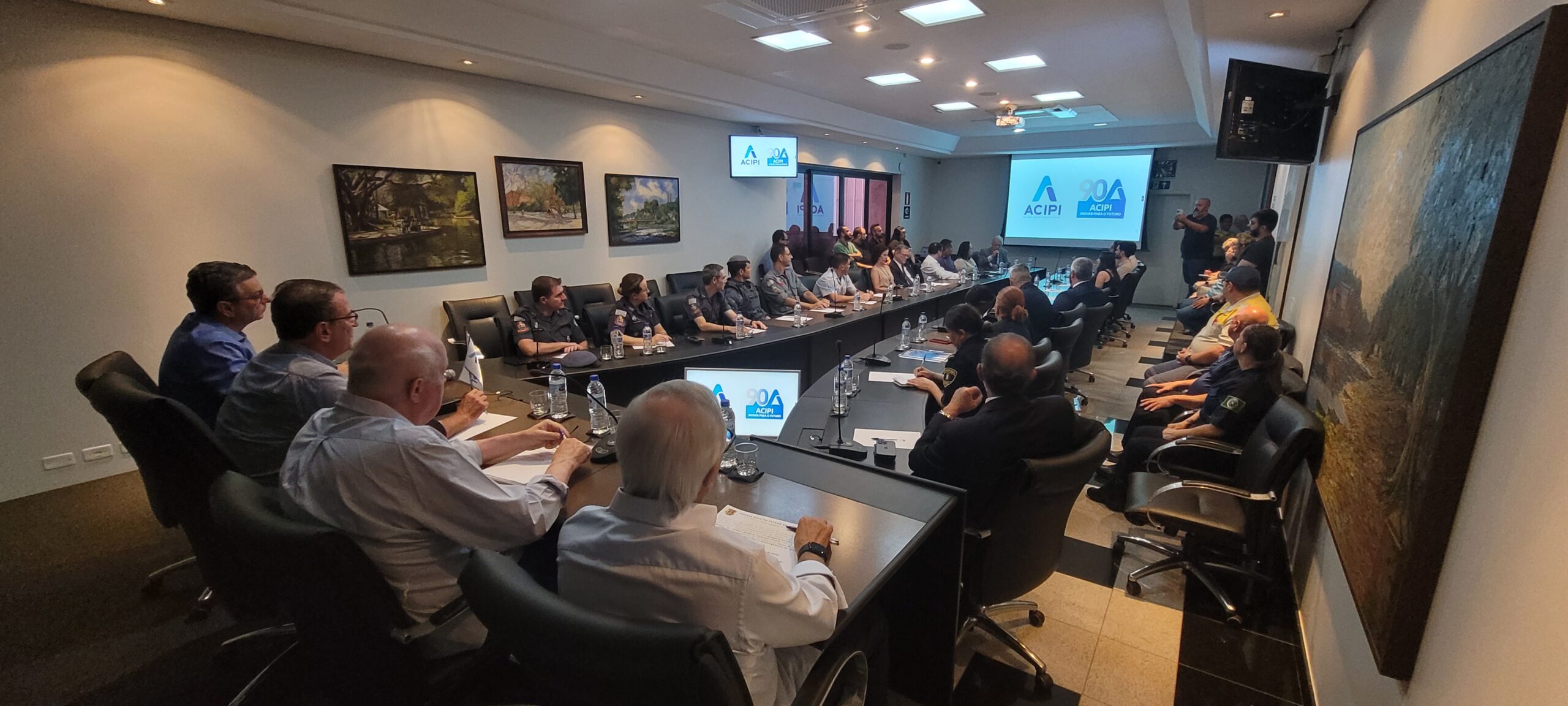 Poderes públicos, forças de seguranças e entidades piracicabana se reuniram ontem para mais uma reunião do Conselho Municipal de Segurança