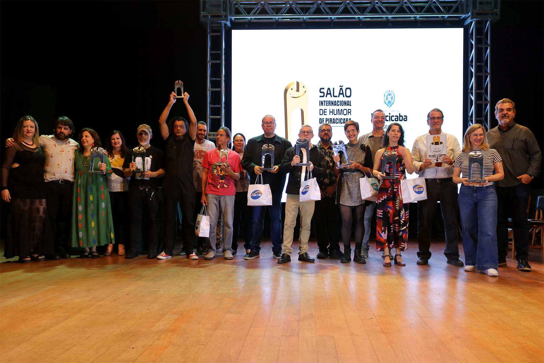Vencedores do 51 Salão mostram trofeu ao lado de autoridades e integrantes do Salão de Humor