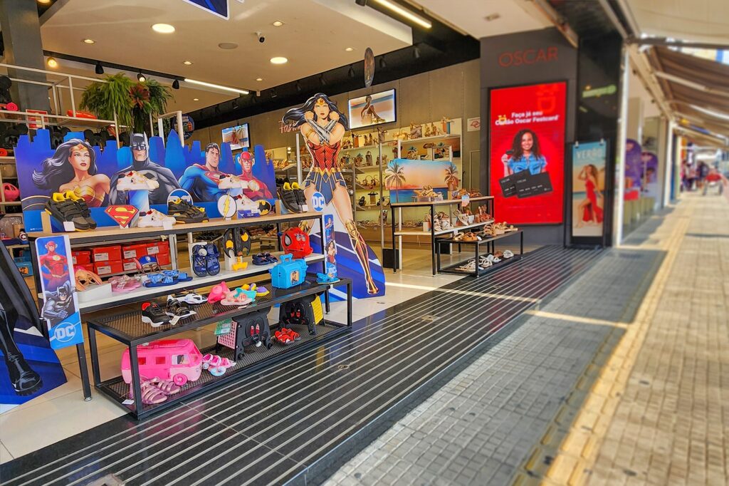 #ParaTodosVerem: chinelos e têns infantis expostos em loja.