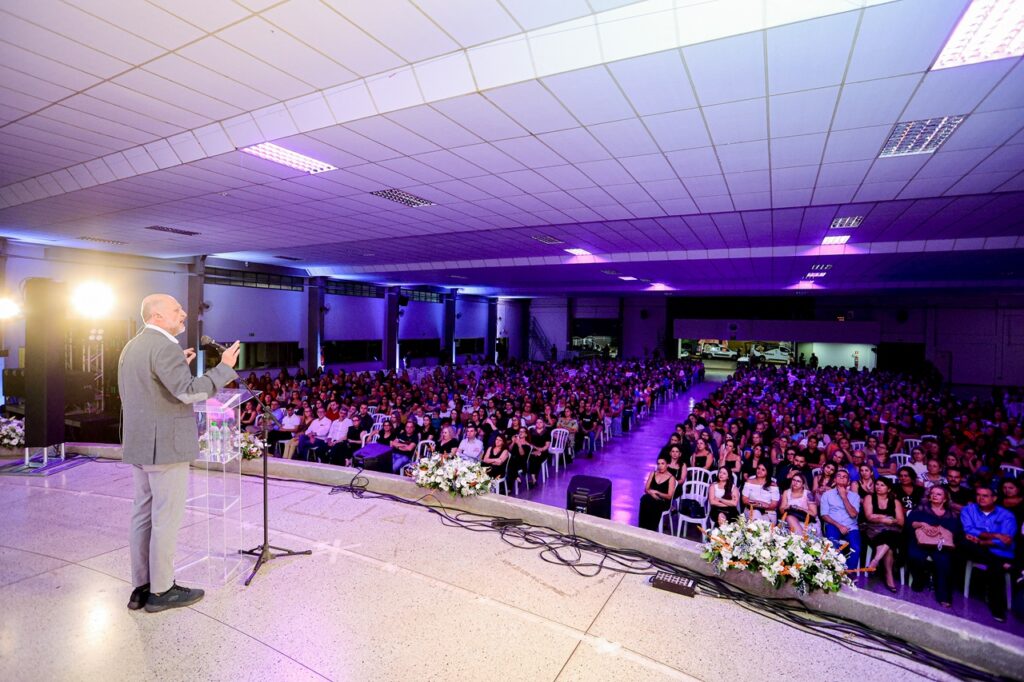 O professor Clóvis de Barros Filho está no palco, em pé, de frente para o público de cerca de 2 mil pessoas que esteve presente na abertura da jornada pedagógica 2024.