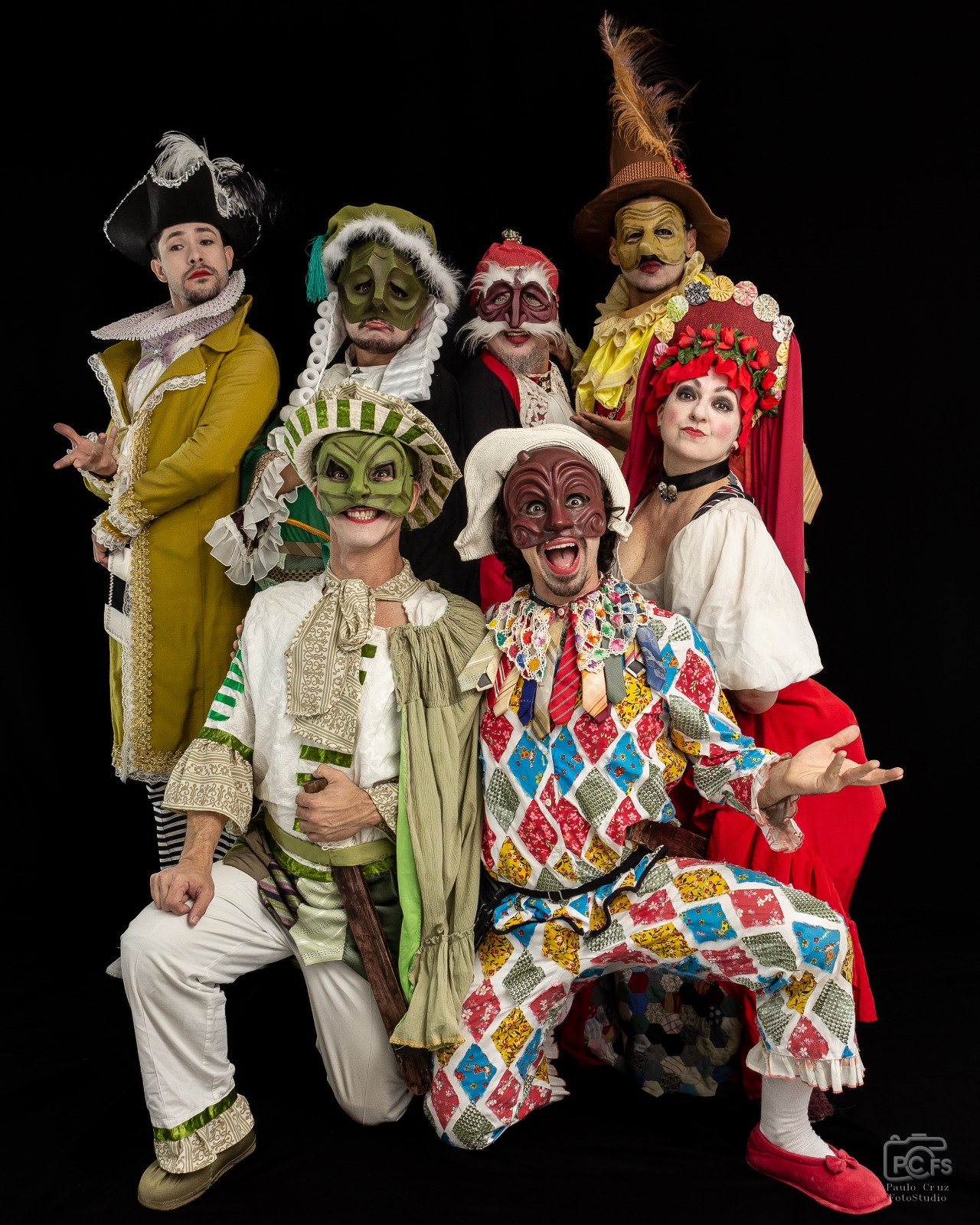 Atores aparecem caracterizados