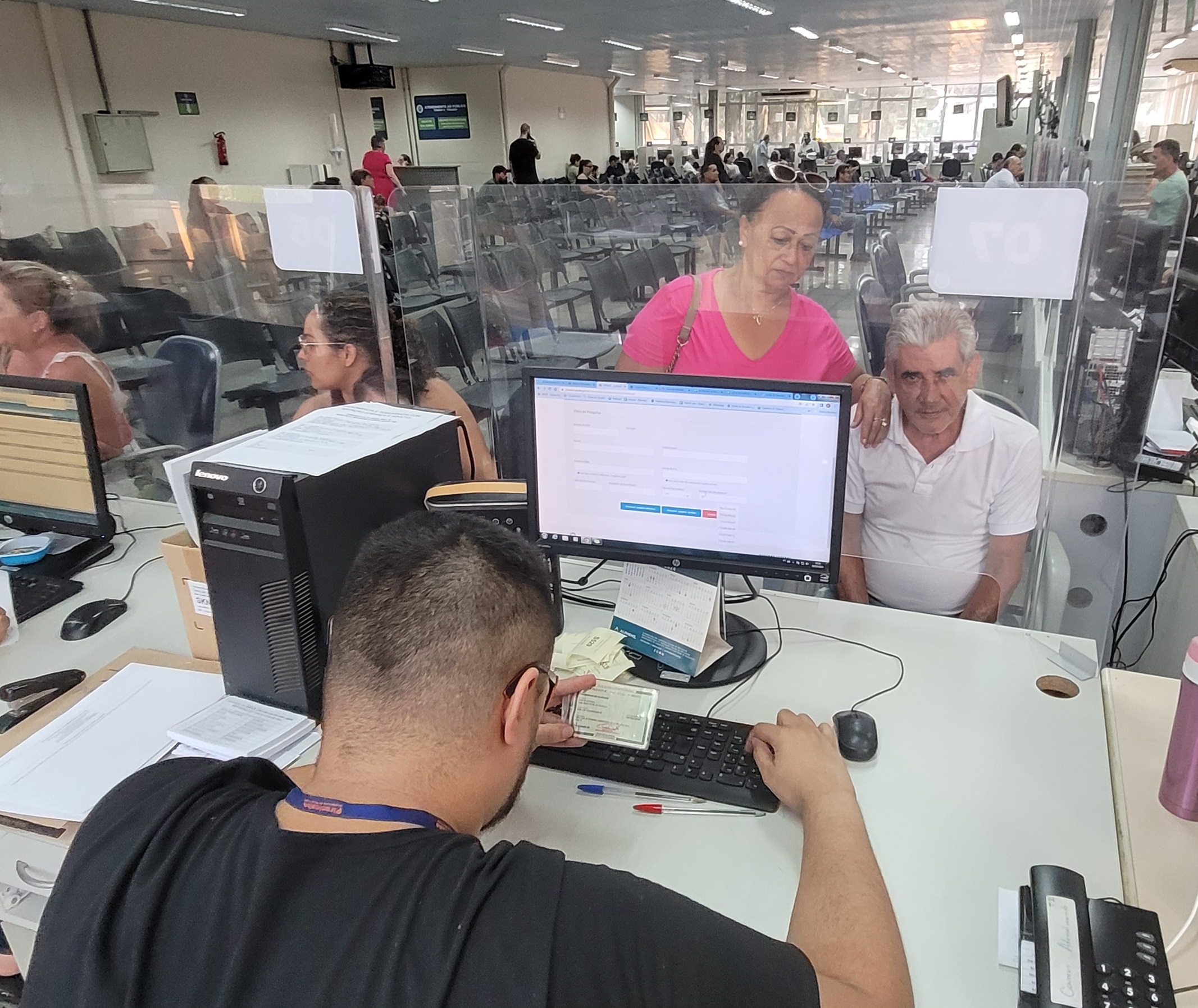 Ao lado da esposa Vera, Vanderlei faz seu cadastramento junto ao cartão Pira Cidadão