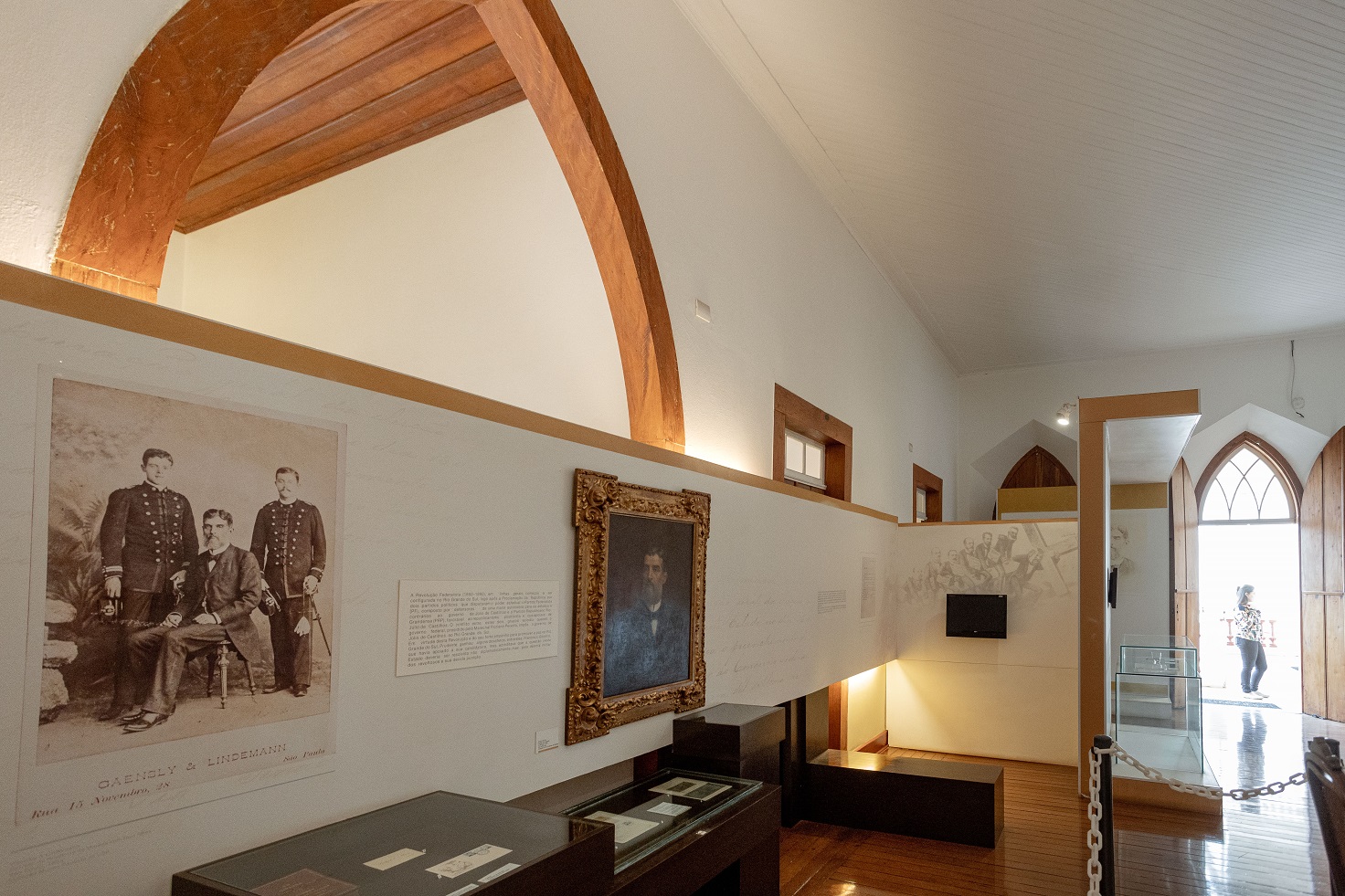 Quadros estampam parede de um cômodo do museu Prudente de Moraes