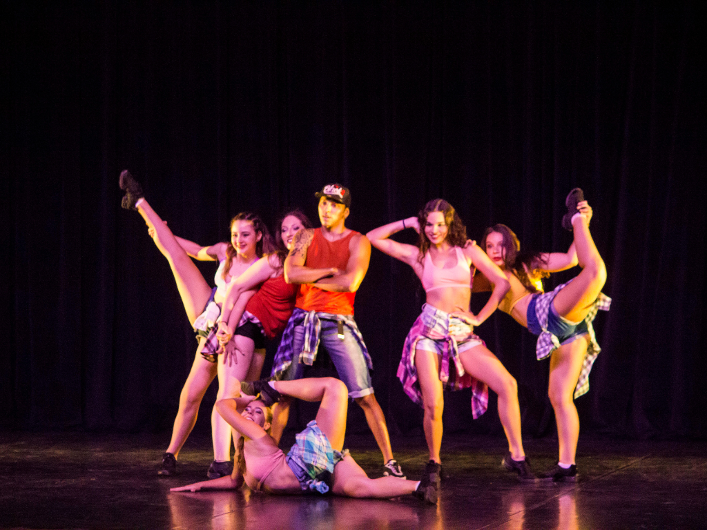 Bailarinos do espetáculo O Poeta do Som