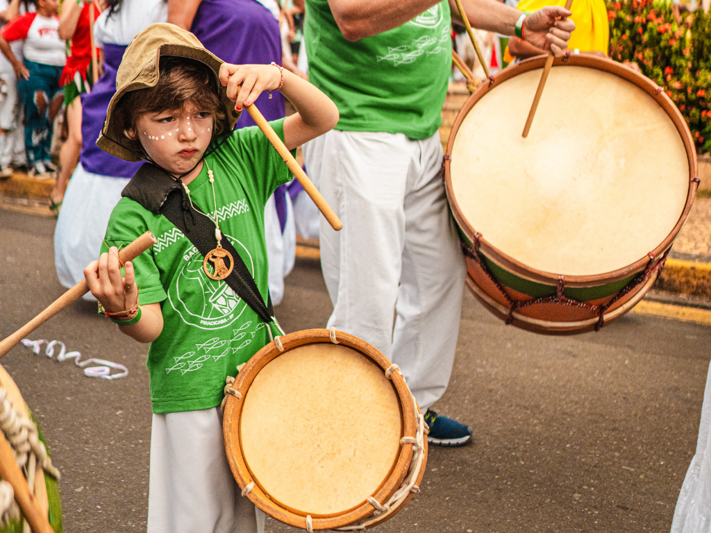 Menino batuca instrumento musical