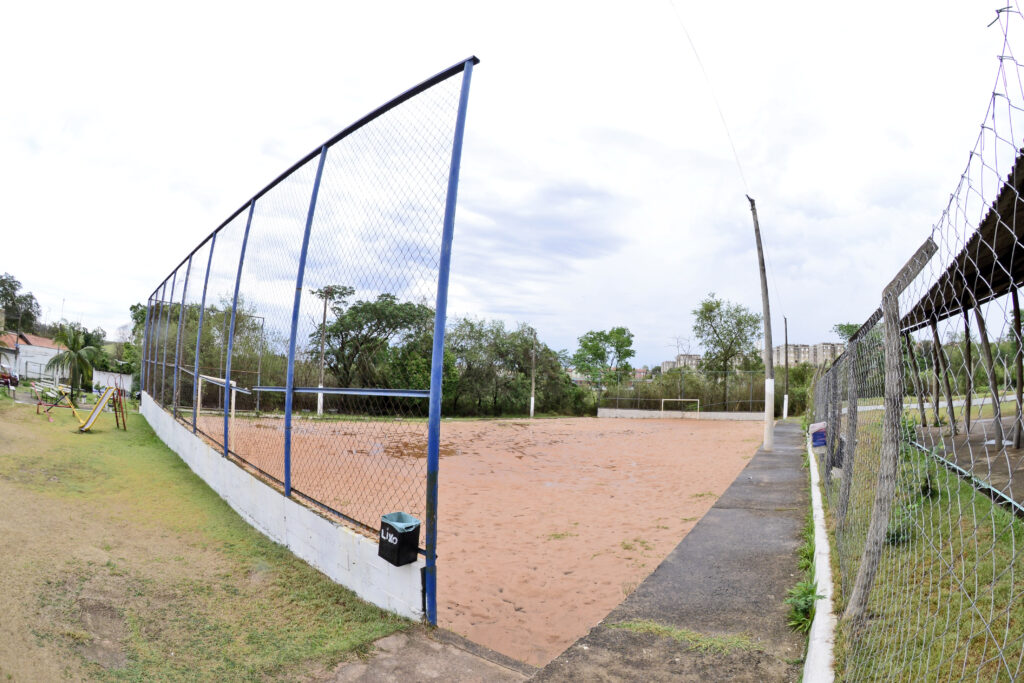 Campo de areia do bairro Javari II será reformado. Na foto, vê-se um alambrado, uma ampla área da quadra em areia.