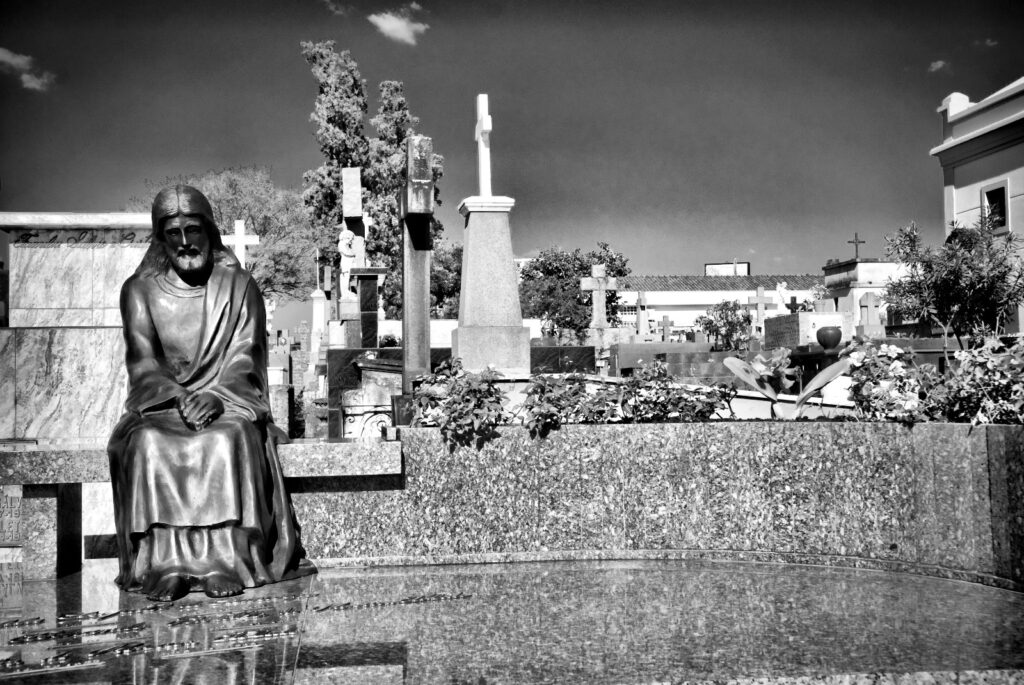 Cemitério da Saudade conta com inúmeras sepulturas com estilos arquitetônicos diversos
