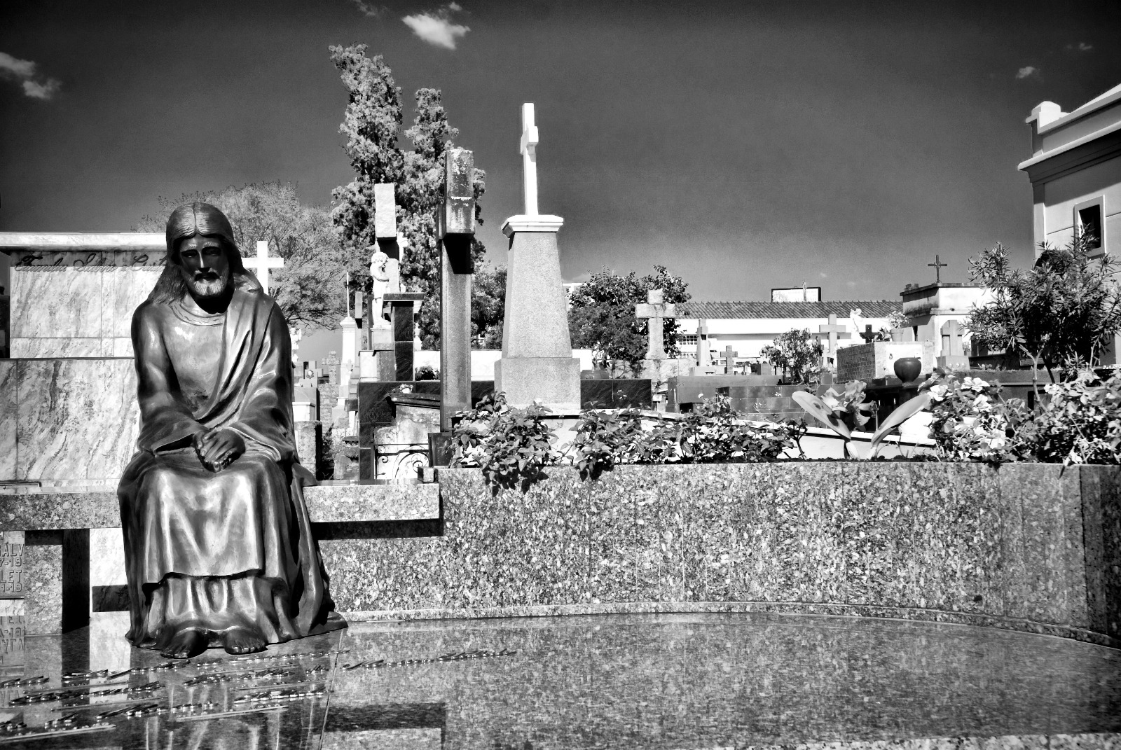 Cemitério da Saudade conta com inúmeras sepulturas com estilos arquitetônicos diversos