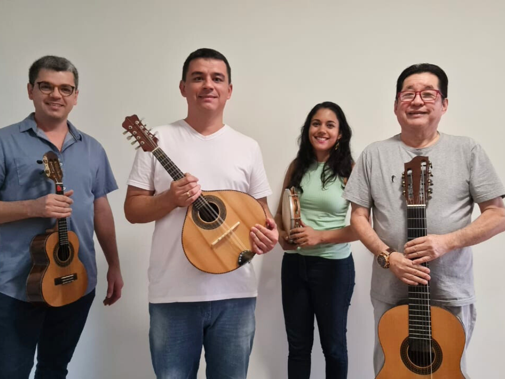 Na imagem, quatro componentes do grupo Moço Velho, segurando seus instrumentos