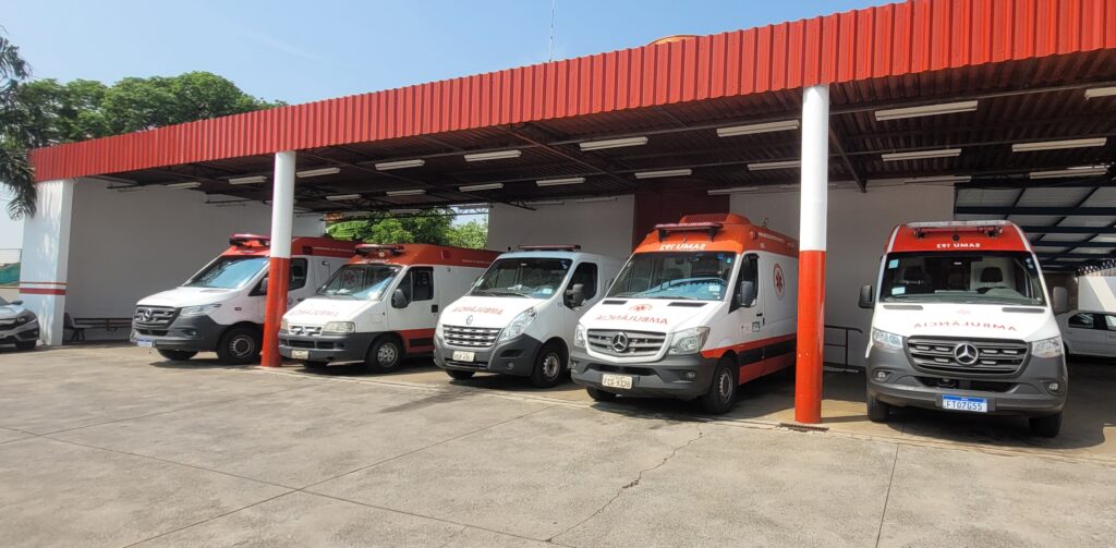 na imagem, quatro ambulâncias novas do Samu prontas para atendimento a população. Elas estão na garagem do Samu que foi pintado nas cores branca, vermelha e laranja, padrão do Ministério da saúde
