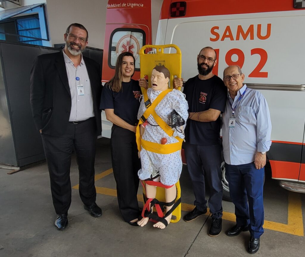 Servidores do Samu recebem do secretário de saúde o manequim sumulador para ser utilizado pelo NEU