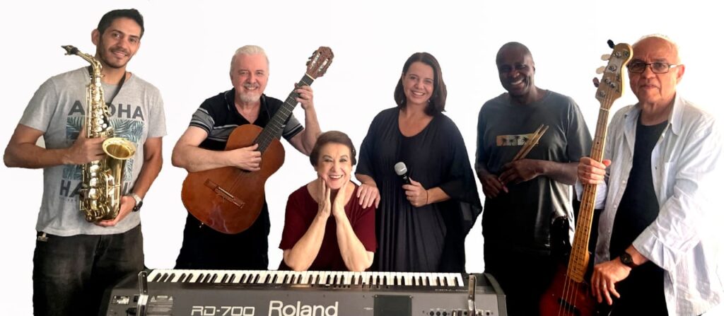 Por Trás da Canção é uma idealização de Regina Gomes, ao centro