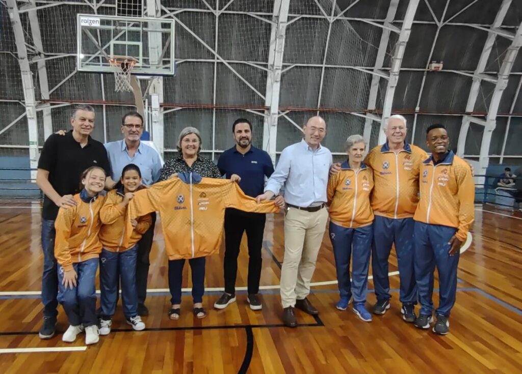 Prefeito Luciano Almeida, secretária Branca, patrocinadores e atletas apresentam os novos uniformes que serão usados durante as competições oficiais.Os novos uniformes foram confeccionados na cor laranja e azul. 