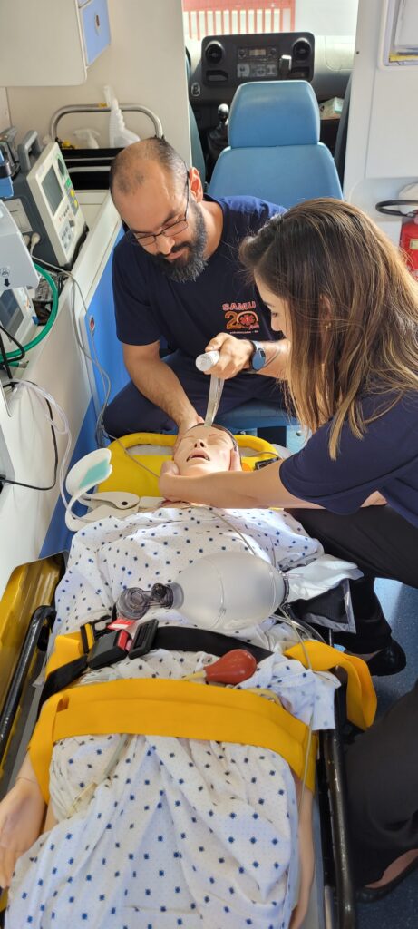 Médico e enfermeira do Samu fazendo simulação de como funciona o manequim adquirido pelo NEU para capacitação das equipes