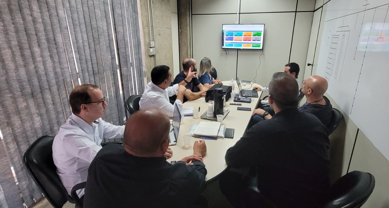 Representantes da SMS e Samu em reunião com a empresa responsável pela modernização do sistema de atendimento do SAMU