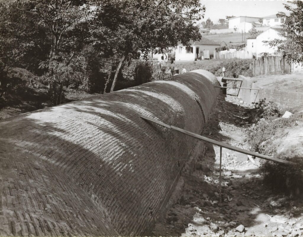 Imagem antiga mostra a canalização sendo feita, na década de 50
