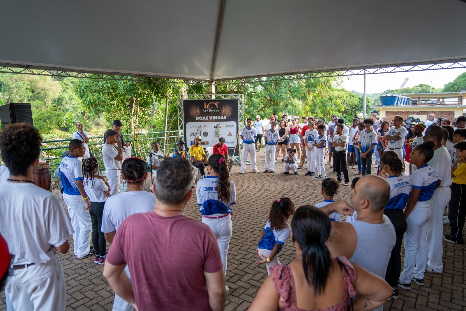 Pessoas em um semi circulo