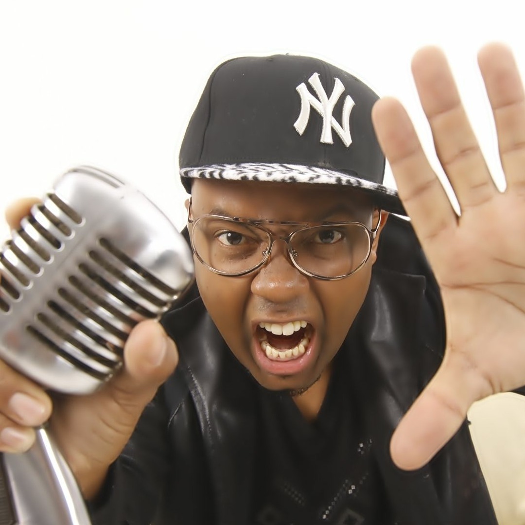 Homem, de boné, segura microfone estilo vintage