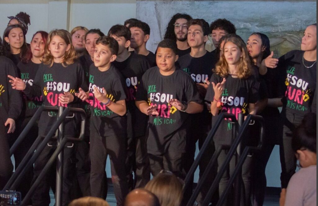 Grupo de crianças em posição de canto