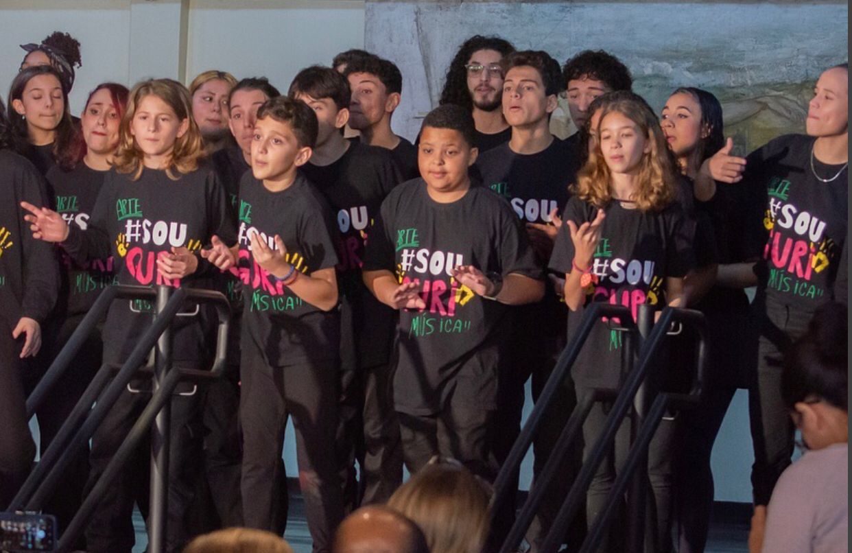 Grupo de crianças em posição de canto