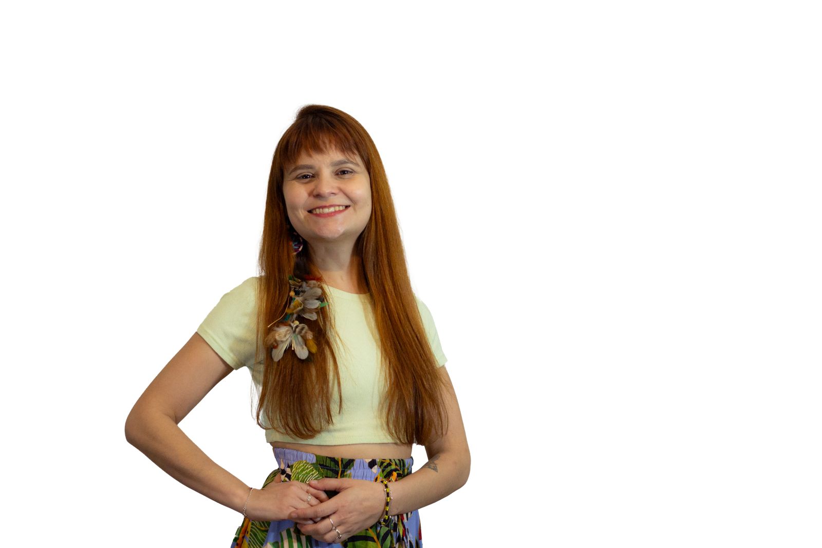 Em funfo branco, menina posa para foto, com sorriso