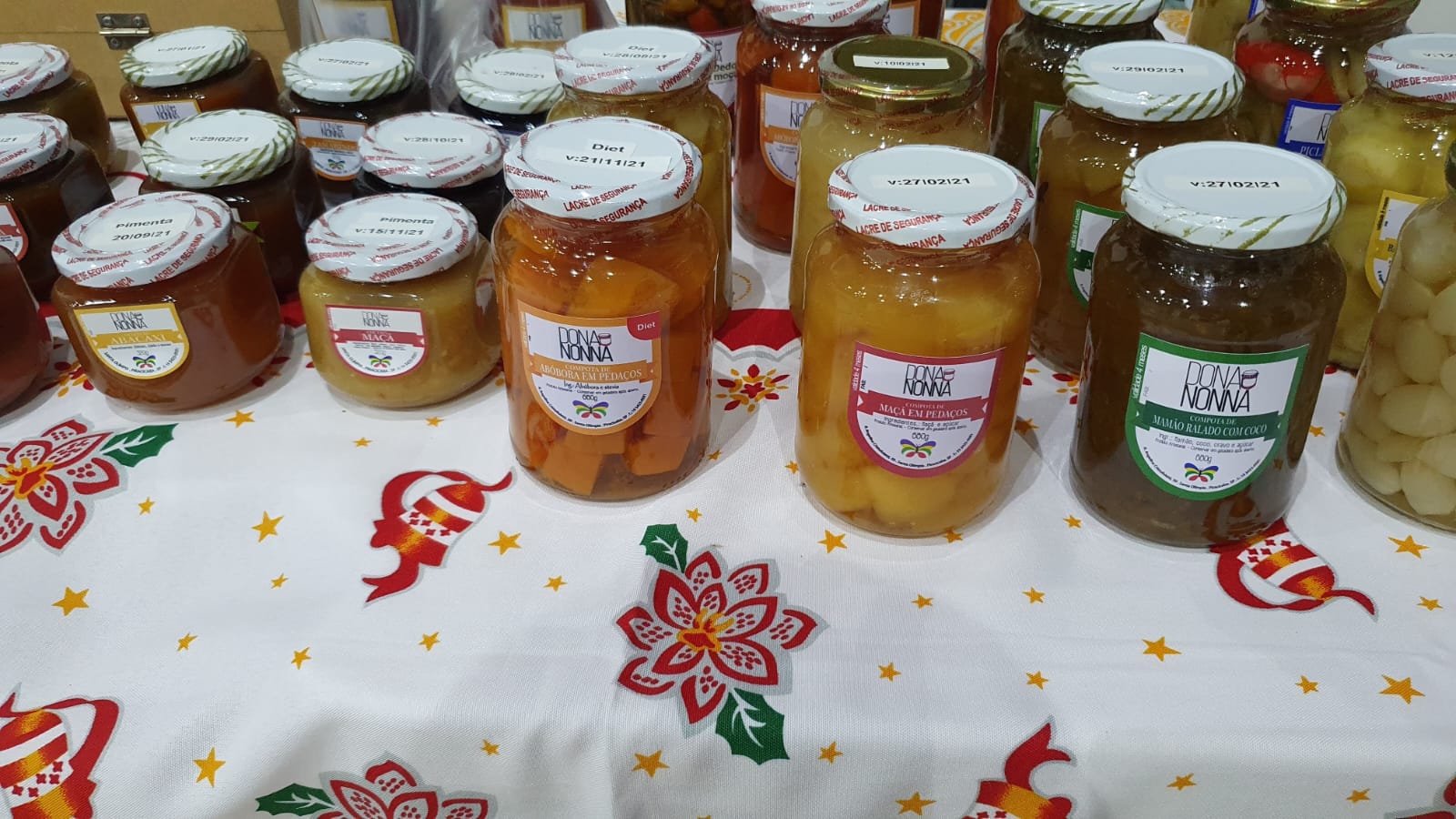 Potes com conservas sobre uma mesa