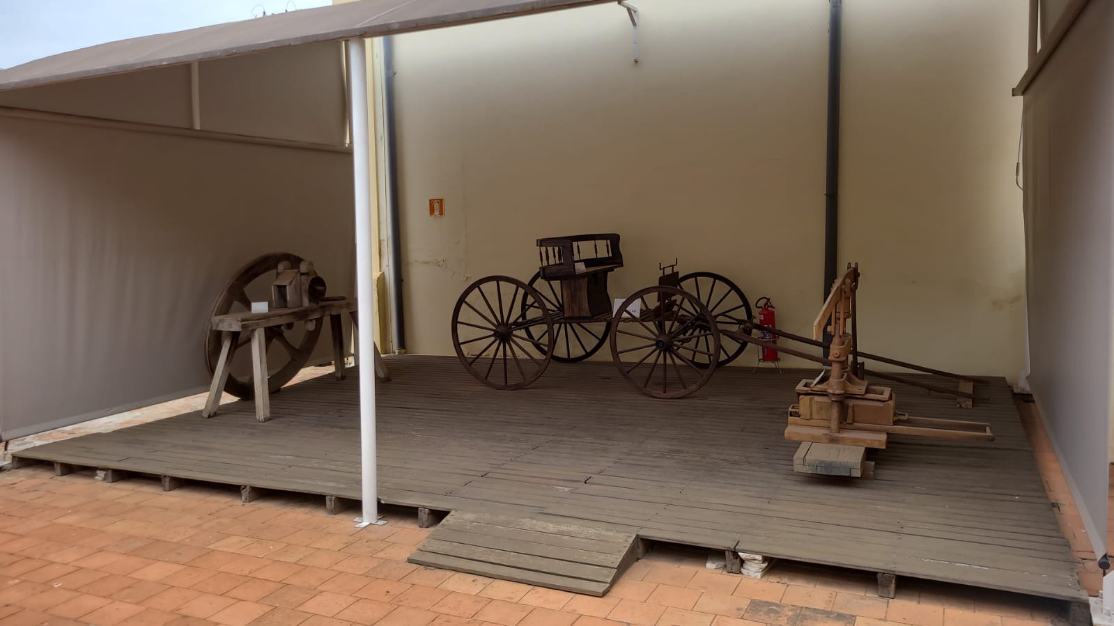 Objetos antigos estão em cima de uma estrutura de madeira com cobertura