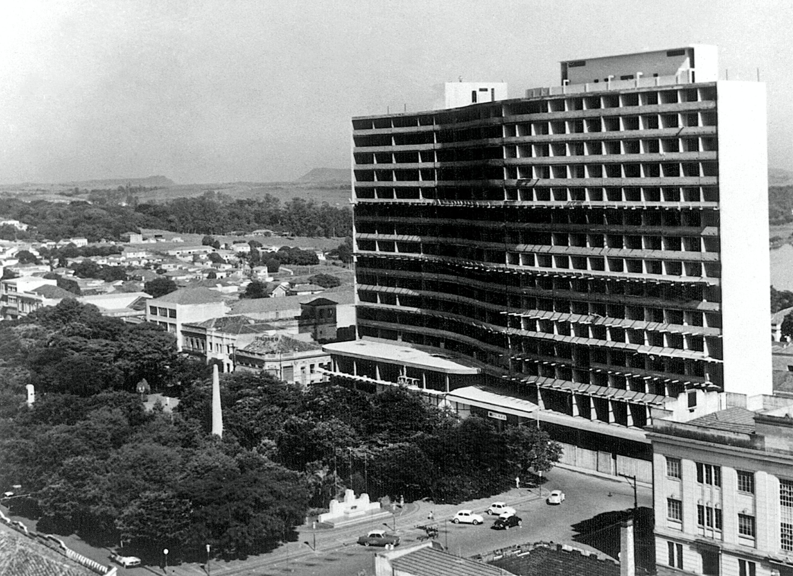 Imagem em preto e branca com tomada aérea de prédio no centro de Piracicaba