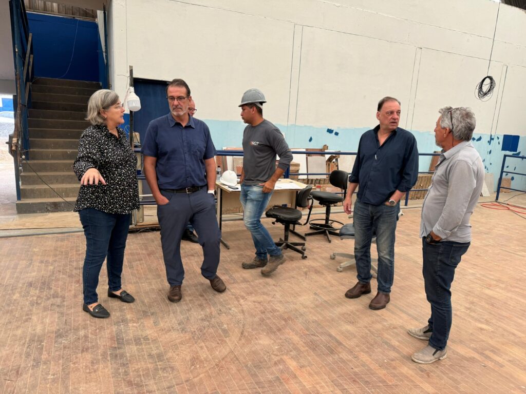 Prefeito e secretários visitam ginásio do Jaraguá que passa por reformas