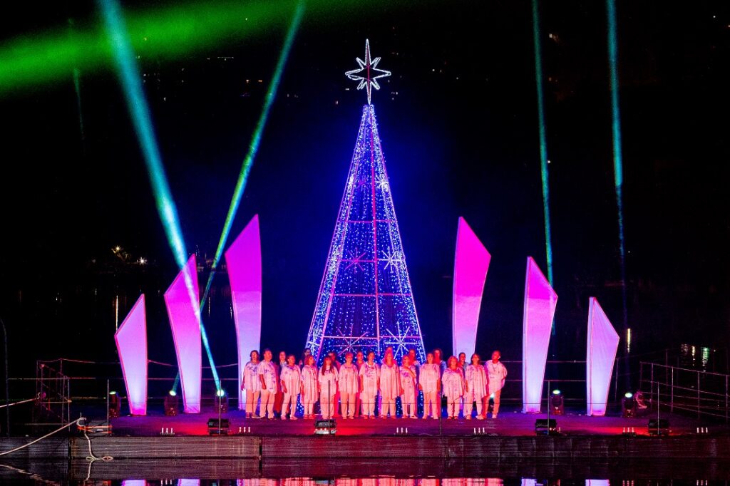 Coral canta diversas musicas de Natal