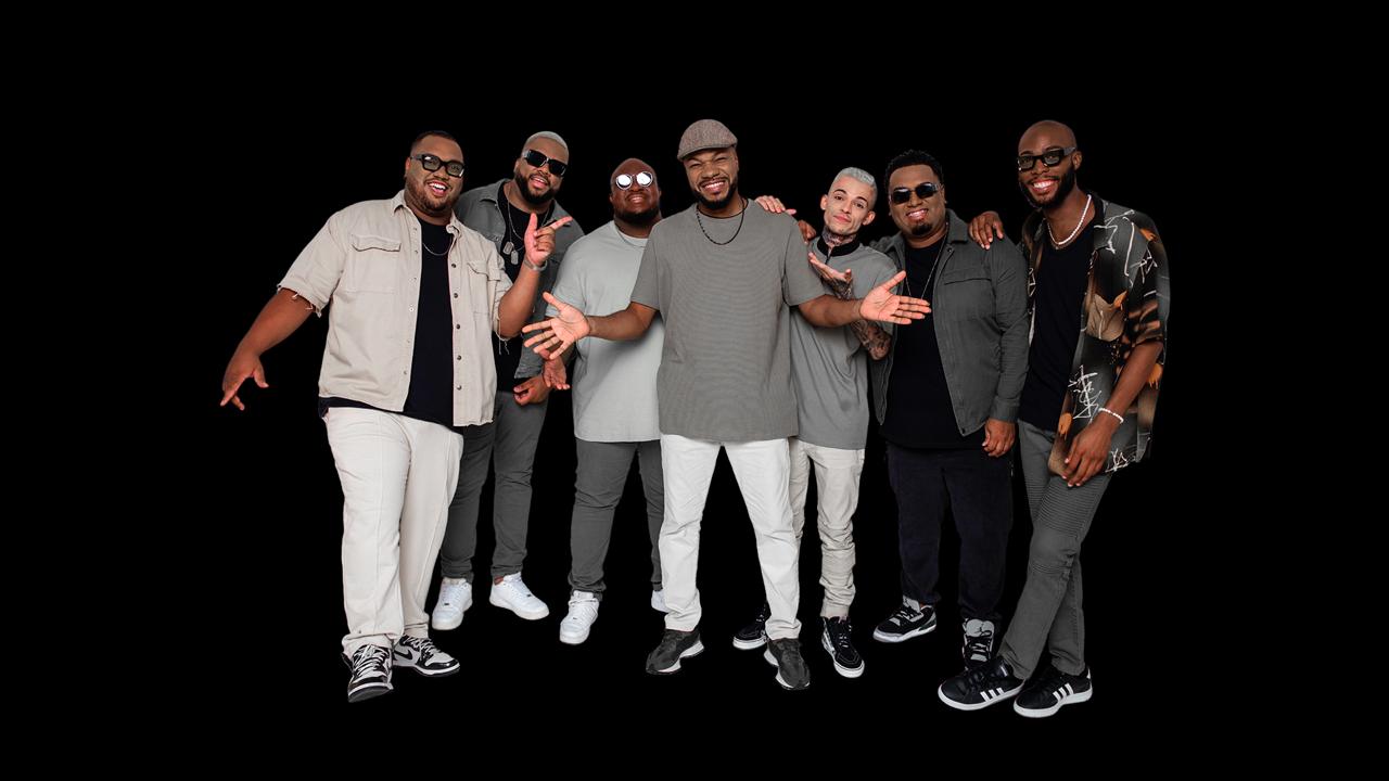 Sete homens em pé posam para foto