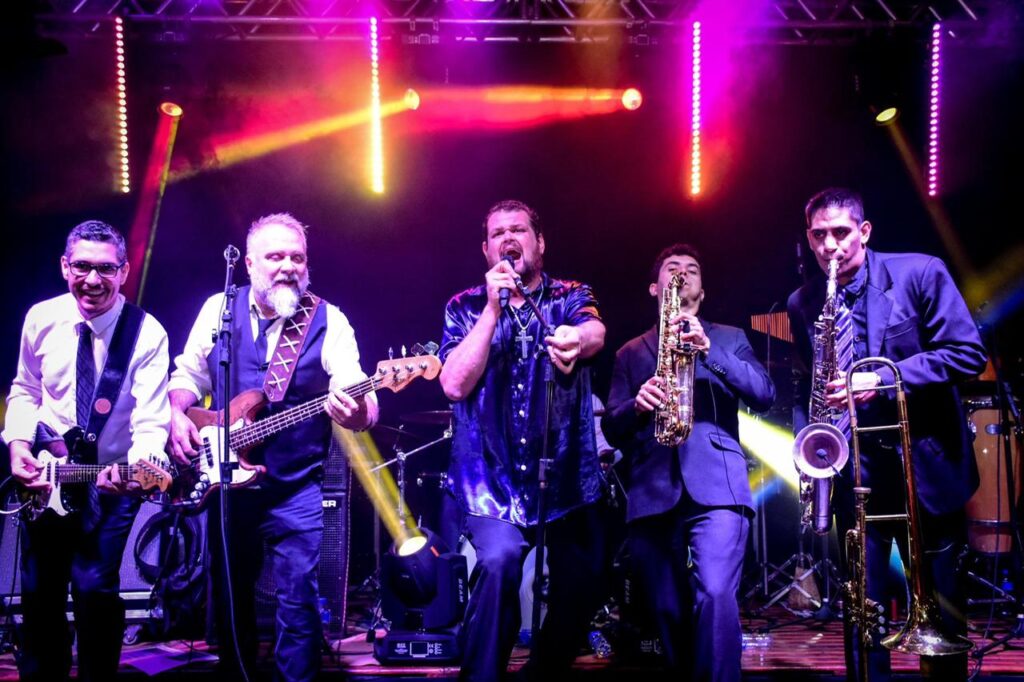 Banda tocando ao vivo